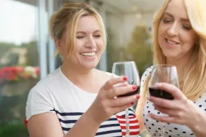 Trendy napojów bezalkoholowych na letnich spotkaniach