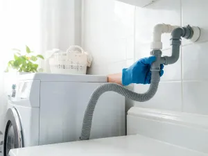 Elektryk porównuje schemat instalacji elektrycznej z domową rozdzielnicą, analizując rozmieszczenie i opis bezpieczników.