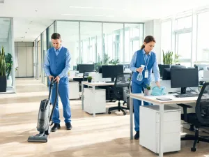 Elektryk montuje biało gniazdko w świeżo wyremontowanym salonie, ilustrując koszt jednego punktu elektrycznego.